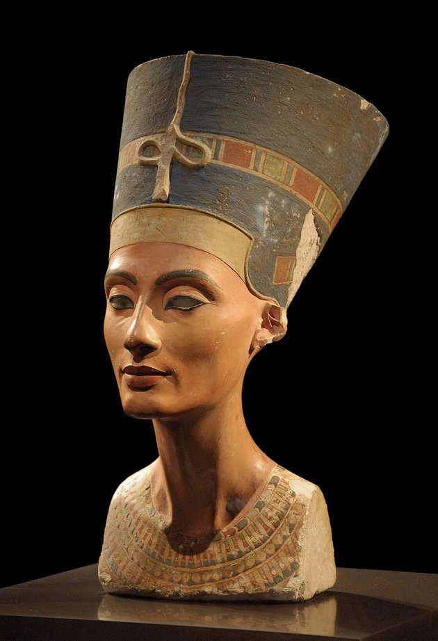 Nofertiti királyné gipszből és mészkőből készült mellszobra (Kr. e. 1340 k.) Wikipédia/ Arkadiy Etumyan / CC BY-SA 3.0