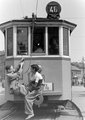 A 46-os villamosra felkapaszkodott fiúk a Baross térnél 1949-ben