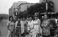 Nők várakoznak a Közraktár utca, Zsil utcai villamosmegállóban (1972)