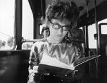 Olvasó nő a villamoson 1975-ben