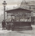 Három kalauz és egy utas várja a villamosát a Smithdown Roadon 1899-ben