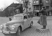 Skoda 1102-es típusú taxi a Thököly út - Stefánia (Vorosilov) út kereszteződésében (1950)