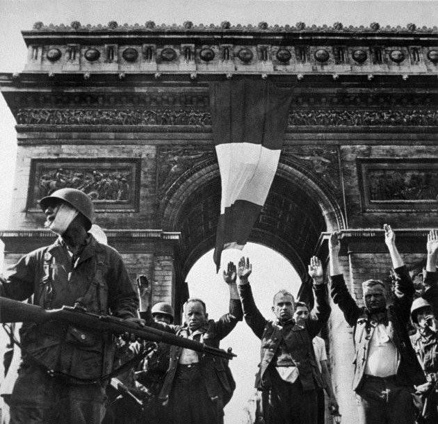 A 2. Szabad Francia Páncéloshadosztály egy katonája (amerikai felszerelésben) német hadifoglyokat kísér a párizsi Diadalív alatt, 1944. augusztus