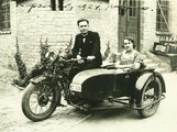 Kaposvári kántortanító Gelett Herstal típusú oldalkocsis motorkerékpárjával (1934)