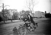 Erzsébet királyné útja - Hermina (Május 1.) út sarok. Csepel 100-as motorkerékpár (1950)