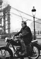 Az épülő Erzsébet híd a Petőfi tér felől nézve. Danuvia 125 típusú motorkerékpár (1963)