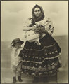 Egy felvidéki magyar asszony gyermekével
