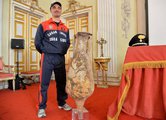 Olasz búvárcsendőr pózol a felszínre hozott amforával