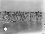Egy francia kórház lábadozó betegei kiszabadultak a tengerhez 1918 nyarán