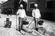 Két szakács sítalpakon tart munkahelyére a bevásárlást követően 1930 körül a svájci Saint-Moritzban
