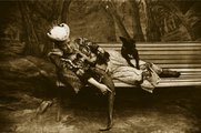 Egy elegáns hölgy és kutyája egy fiatal krokodillal pózol a londoni Bostock’s Jungle-ben 1908 augusztusában
