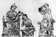 Ezen a képen egy középkori orvos által végzett koponyalékelés látható. A koponyalékelés az egyik legősibb sebészeti eljárás, amelynek során a „szakemberek” egy lyukat vágtak páciensük koponyájába, hogy ennek segítségével enyhítsék a sérülést követően keletkező nyomást. Sokáig úgy hitték, hogy az eljárás a fejben lakozó démonnak is lehetőséget ad az onnan való távozásra. Ez a kép az 1350 körül keletkezett Social England című munka második kötetéből származik