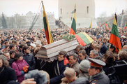 A szovjet agresszió egyik áldozatának koporsóját viszik Vilniusban 1991. január 16-án