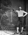 Férfi pózol velocipédjével 1880 körül