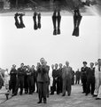 A Miss World szépségverseny 1953-as indulói lógatják a lábukat egy repülőgépről 