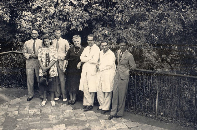 Lévi-Strauss (bal szélen) látogatáson a Brazil Nemzeti Múzeumban, 1930-as évek