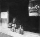 Egy idős ember ebédel a boltjában 1923-ban