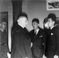 Mitterrand (jobbra) Philippe Pétain marsallal 1942-ben