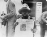 Egy afro-amerikai fiú árulja az utcán a Washington Daily News legfrissebb számát egy centért 1921-ben