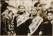 Szüntessék meg a gyermekrabszolgaságot! - szól a lányokon látható, angol és héber nyelvű felirat, amelyet az 1909. május elsejei New York-i munkásfelvonuláson viseltek.
