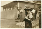 Charlie Foster az alabamai Huntsville egyik malmának munkása. Már tíz éves, de még nem tud olvasni (1913)