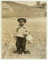 Egy ebédet hozó kisfiú egy phoenix-i malom előtt. Nem csupán a szüleinek hozta az ételt, egy nap akár több mint tíz ilyen uzsonnáskosarat kellett cipelni a gyárba, ahol fokozatosan kezdték beavatni az ottani munka rejtelmeibe (1913. április)