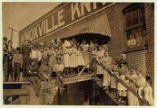 A tennessee-i Knoxville gyárában számos gyermek is felbukkant az ottdolgozók között az 1910 decemberében készült csoportképen
