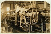 A Georgia állambeli Macon textilgyárában számos gyermek dolgozott. Sokuk fel sem érte az orsó tetejét, ha elszakadt a szál, fel kellett másznia a gép tetejére, hogy kicserélje (1909)