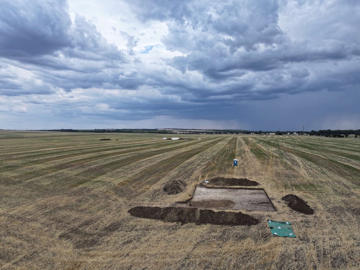 Drónfelvétel az ásatásról. Az előtérben egy olyan terület látható, amelyet a kotrógép kiemelt, és amely ásatásra vár. Forrás: Nils Müller-Scheeßel