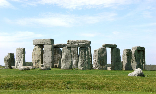 Székeket akart vásárolni az ebédlőbe, végül a Stonehenge-t vette meg az angol ügyvéd