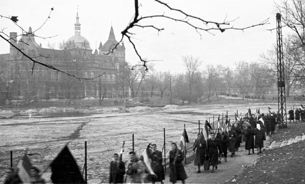 A karhatalmi egyenruhásokat is megbénította az 1956-os budapesti nőtüntetés résztvevőinek bátorsága