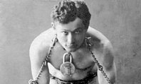 Különleges bélyeggel emlékezik Harry Houdini világhírű bűvészre a Magyar Posta