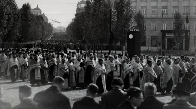 Gyászoló tömeg I. Sándor temetésén