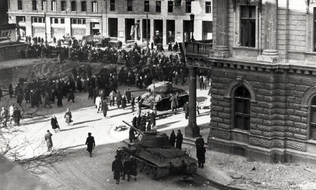 Kilátás a Szabad Nép székházból a Blaha Lujza tér és a Rákóczi út - Klauzál utca sarka felé, az 1956-ps forradalom és szabadságharc idején. Jobbra a Nemzeti Színház épülete (Kép forrása: Fortepan / Rózsa László)