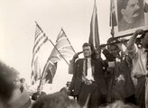 Ceaușescu 1944. augusztus 30-án üdvözli a Bukarestbe bevonuló Vörös Hadsereget