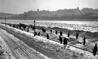 Pesti alsó rakpart a Zoltán utca torkolatánál, háttérben a Lánchíd és a budai Vár 1942-ben <br /><i>Fortepan/Archiv für Zeitgeschichte Eth Zürich/Agnes Hirschi</i>