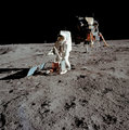 Edwin „Buzz” Aldrin a Holdon