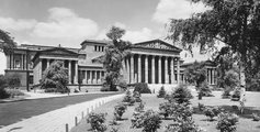 A Szépművészeti Múzeum előtti, szépen gondozott park, fákkal, cserjékkel, nem sokkal a „lekövezés” előtt, az 1930-as évek elején (Fortepan / Somlai Tibor)