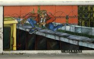 Mühlenstrasse, Berlini Fal (East Side Gallery), Gabriel Heimler alkotása: Mauerspringer (Falugró), 1990