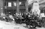 Ferenciek tere (Apponyi tér), a Magyar Túraút startja, 1925