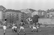 Kőrösy József (Mező) utca, BEAC sportpálya, háttérben a Váli utca, balra a Váli utcai iskola épülete, 1953