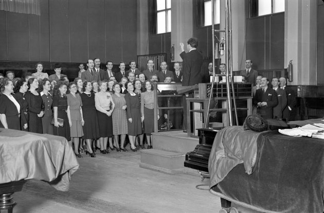 A Magyar Rádió 6-os stúdiója, Bárdos Lajos karnagy és a Budapesti Kórus, 1942 (Adományozó: Lissák Tivadar)