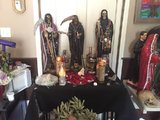 Egy lakásban berendezett Santa Muerte-oltár (kép forrása: Texas Public Radio)