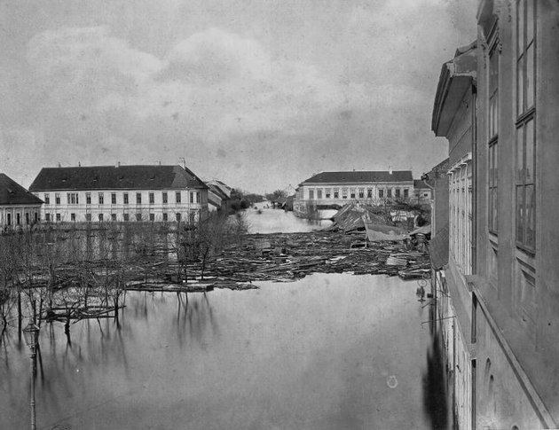 Dugonics tér a nagyárvízkor, szemben a Kálvária-sugárút (Fortepan / Fődi Gábor)