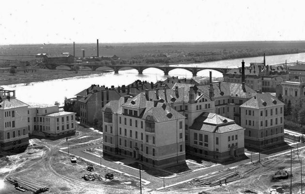 Klinikakert, előtérben a sebészeti klinika tömbje, háttérben a vasúti híd és Újszegeden a kendergyár (1929) (Fortepan / Kozma János)