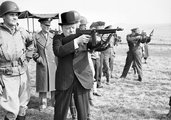 Churchill Eisenhower tábornok társaságában kipróbál egy amerikai géppisztolyt 1944-ben (kép forrása: Pinterest)