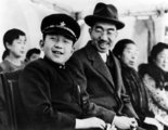 A gyermek Akihito herceg édesapjával, Hirohito császárral egy sporteseményen 1947-ben (kép forrása: The Japan Times)