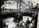 A guillotine a kivégzést követően (megfigyelhetőek a vérnyomok a földön) (kép forrása: Pinterest)