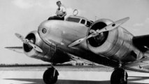 Earhart az Electra tetején a Miamiból való útnak indulás előtt (kép forrása: cbc.ca)