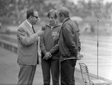 Szőnyi János sportriporter interjút készít Gabriele Wetzko NDK-s úszónővel az Európa Kupa úszóversenyen (1969)